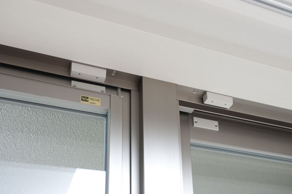 Security.  [Security magnet sensor] To no openings in the front door and surface grating, We have established a crime magnet sensor for sensing the opening and closing of the illegal door (same specifications)