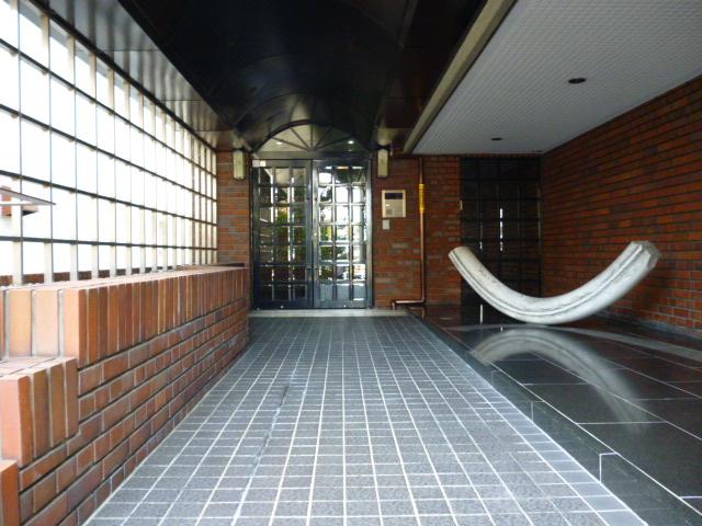 Entrance. Common areas
