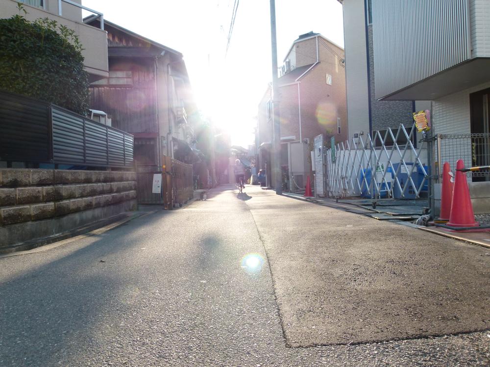 Local photos, including front road. Good access of a 7-minute walk from Toyonaka Station