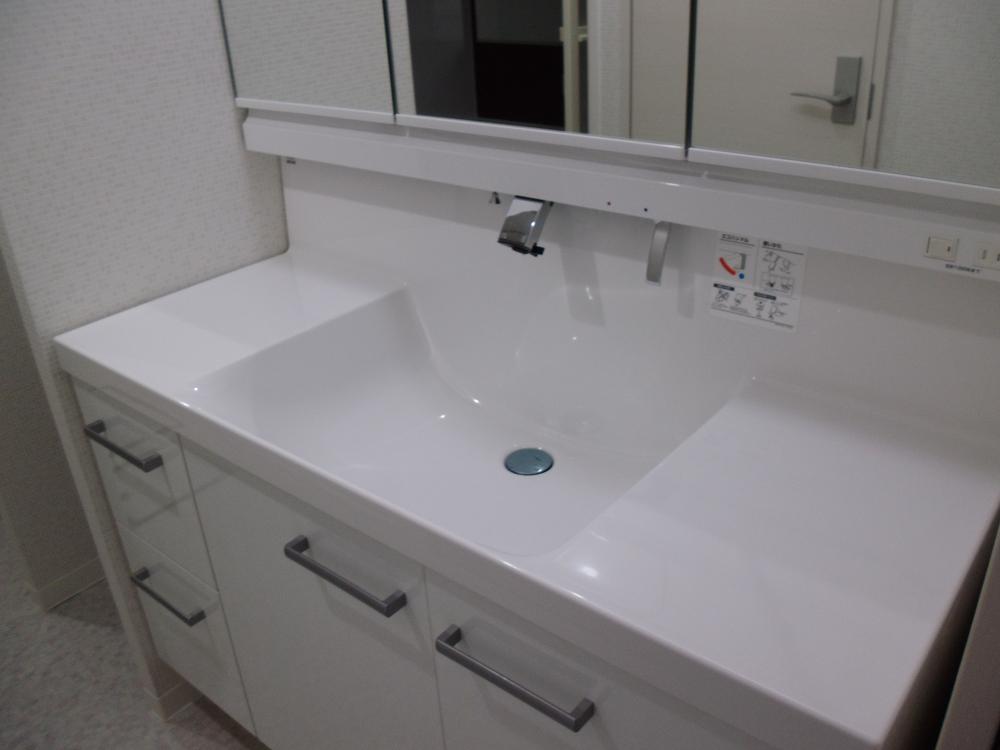 Wash basin, toilet. Indoor (12 May 2013) Shooting