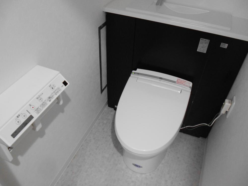Toilet. Indoor (12 May 2013) Shooting