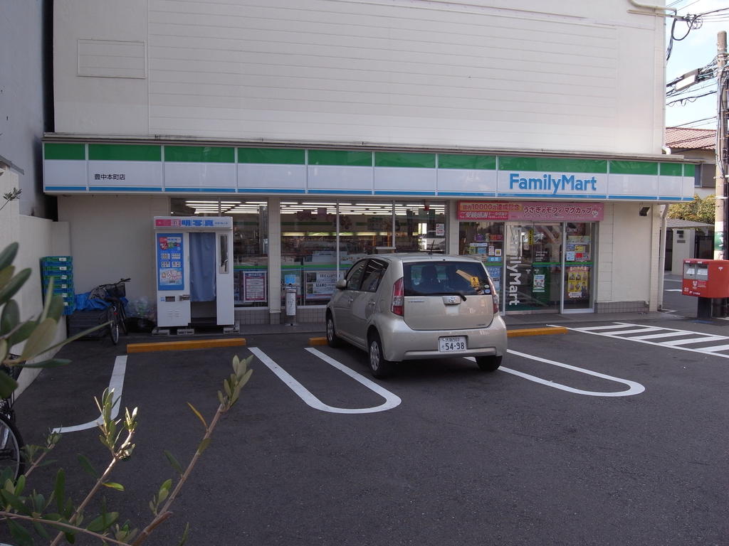 Convenience store. FamilyMart Toyonaka Honcho store up (convenience store) 69m