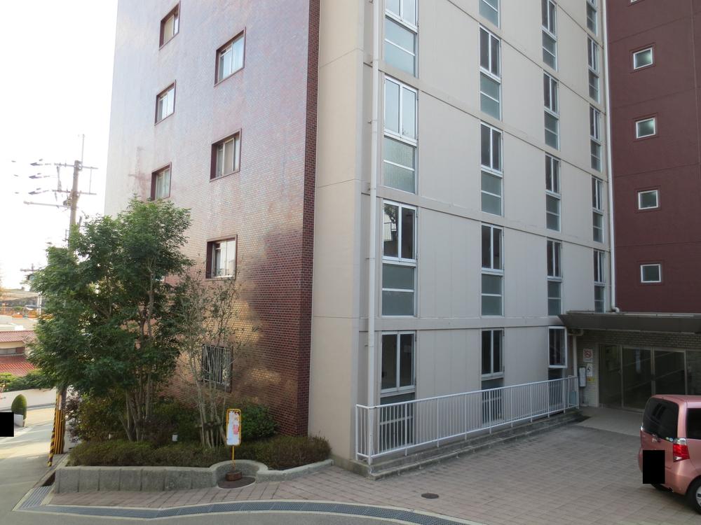 Local appearance photo. Toyonaka Sky Heights 6 floor of Heisei 23 years the entire renovation completed. Shoji is a 5-minute walk from the train station!