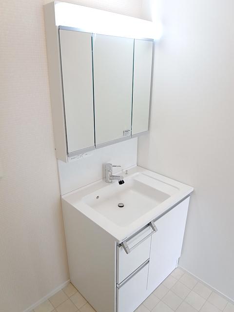 Wash basin, toilet