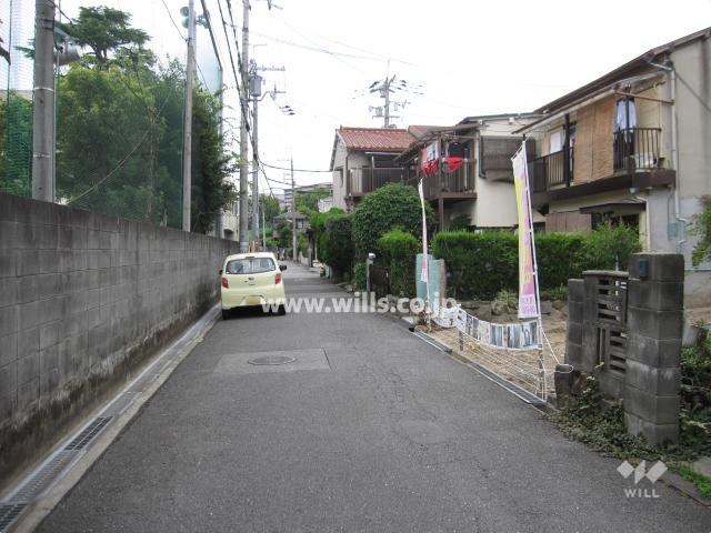 Local photos, including front road. Property of the west front of the road (from the north) ※ The left hand is Hotarugaike elementary school. 