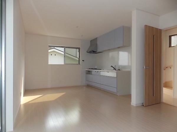 Same specifications photos (living). Open enough feeling of LDK