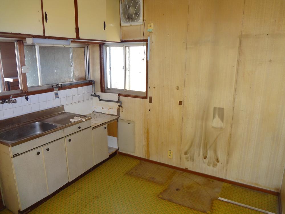 Living. The building has become outdated. We accept consultation of renovation. Please feel free to contact us. Local guidance is also available.