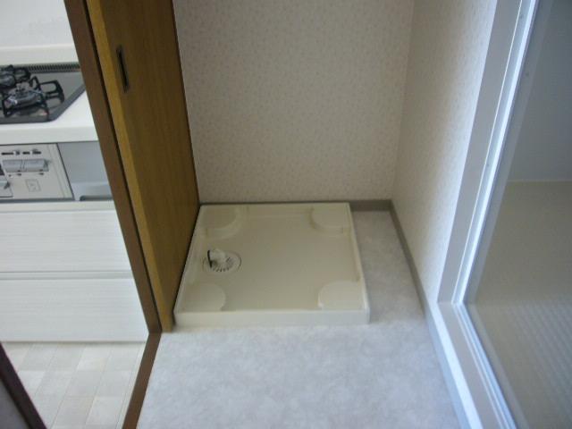 Wash basin, toilet. bathroom