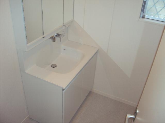Wash basin, toilet. ■ There is a window in the dressing room, Can also enough you ventilation ■