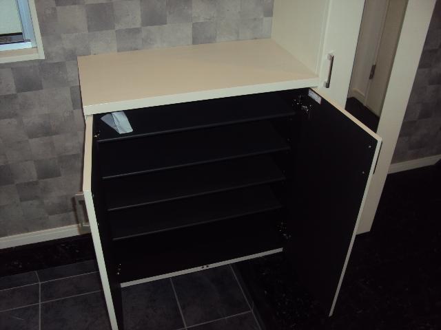 Entrance. ■ Storage rich shoe box ■