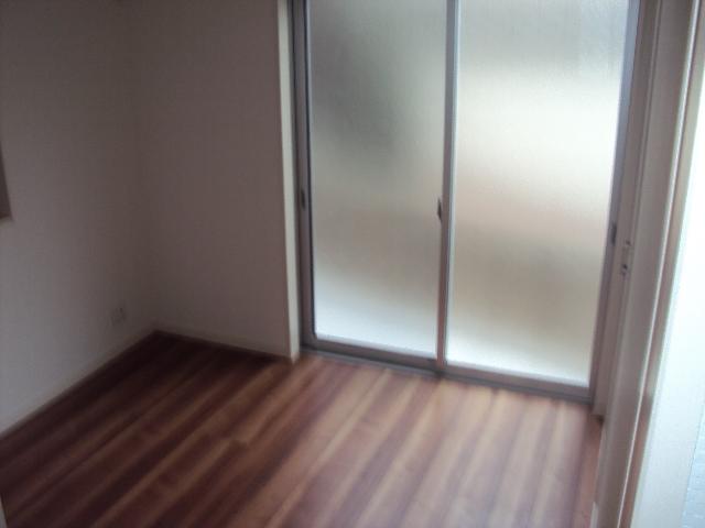 Non-living room. ■ High-quality flooring ■
