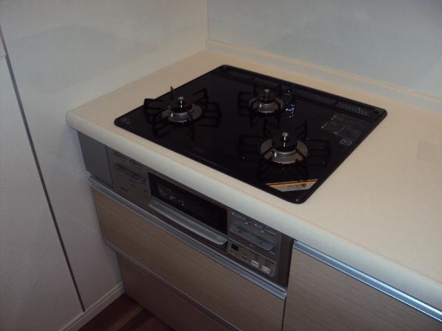 Kitchen. ■ 3-neck gas stove ■