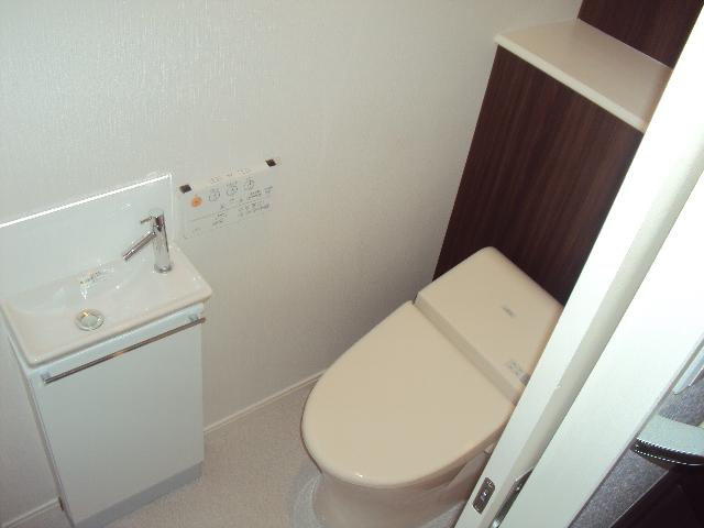 Toilet. ■ Second floor toilet, Washbasin ■