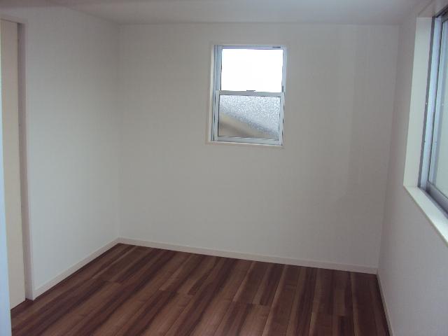 Non-living room. ■ You think you can effectively take advantage of a small window ■