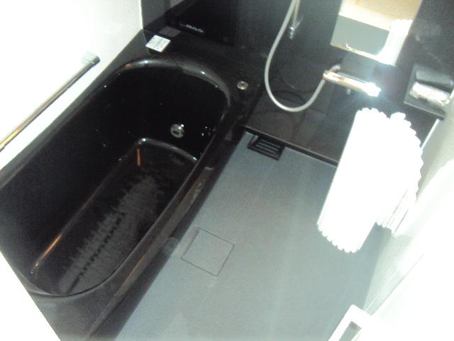 Bathroom. ■ It is a bath of stylish design tones and black ■