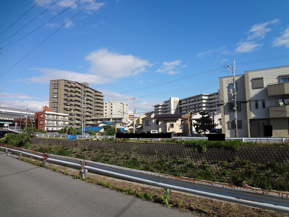 Local photos, including front road. Riverside