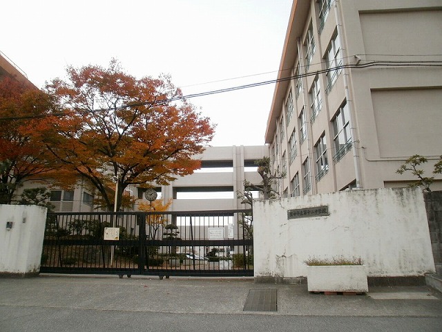 Junior high school. Toyonaka Municipal twelfth junior high school (junior high school) up to 1112m