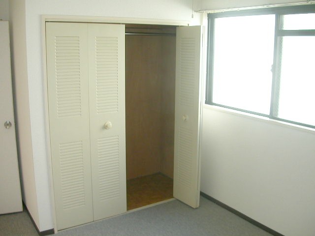 Other room space. North Western-style