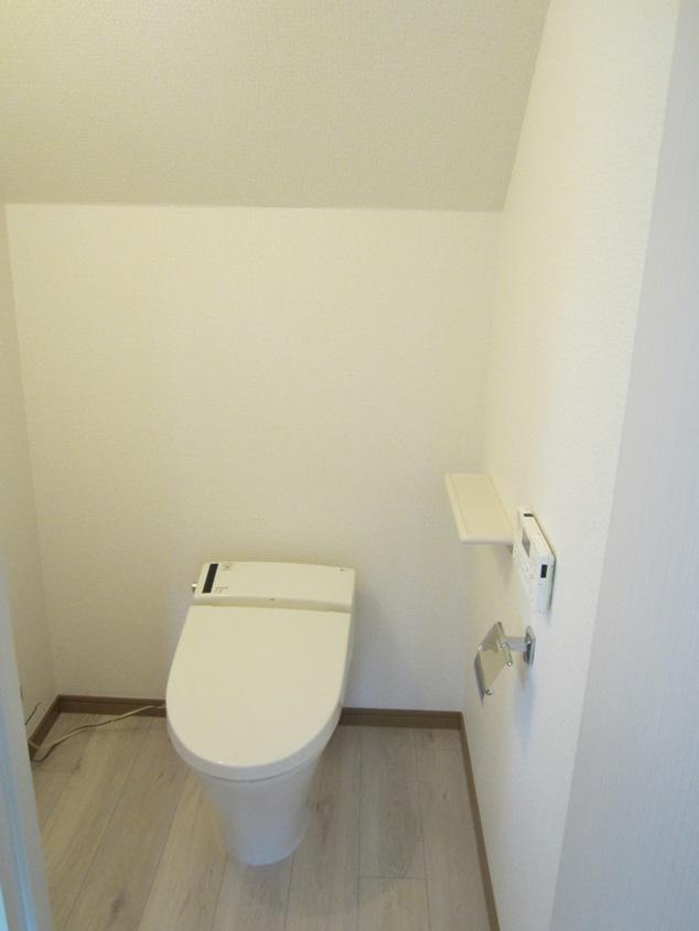Toilet. 4th floor toilet