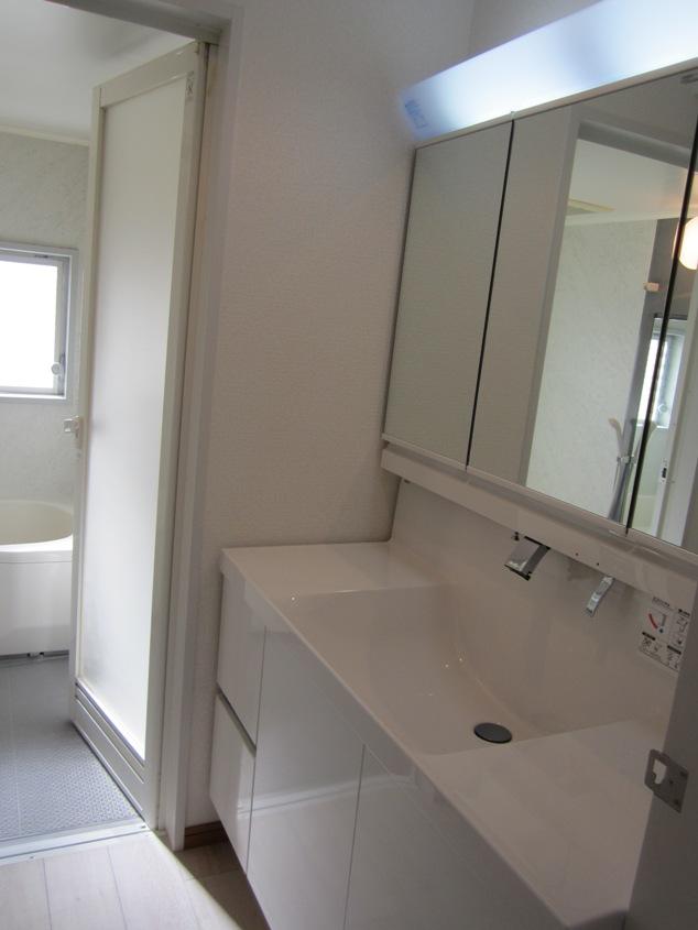 Wash basin, toilet