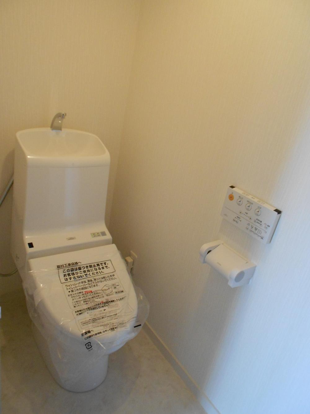Toilet. Indoor (12 May 2013) Shooting