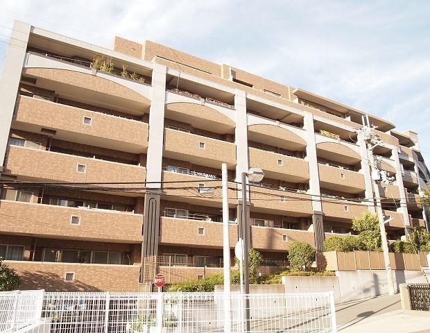 Local appearance photo. Heisei built shallow apartment of 14 years building. Day is good, completely renovated in the room spacious three-sided balcony in a shared portion of the facility also enhance 4LDK + WIC. Come for your preview!