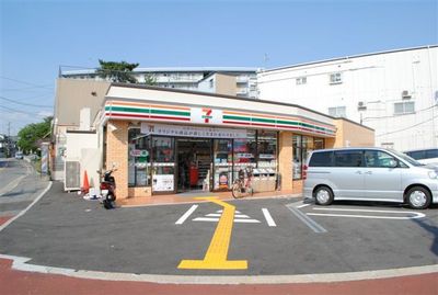 Convenience store. 500m to Seven-Eleven (convenience store)