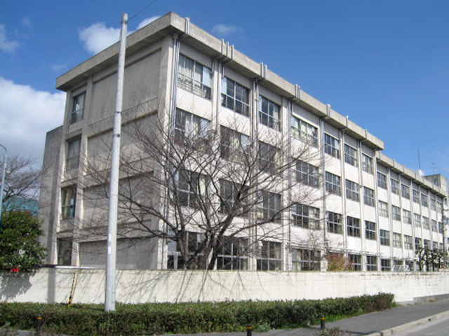 Junior high school. Toyonaka Municipal tenth junior high school (junior high school) up to 595m