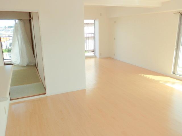 Living. About a 20-quires of LDK. Since it is a pre-renovation is shiny.