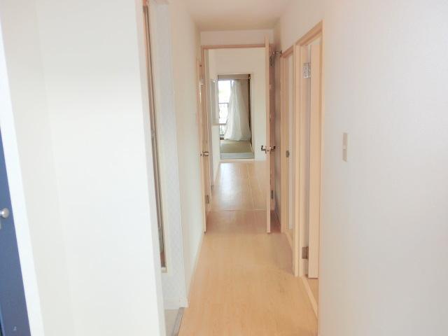 Entrance. It is introspection as seen from the front door.