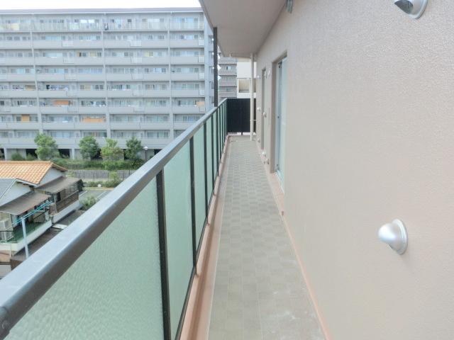 Balcony. Jose you a lot laundry on the balcony with depth! !