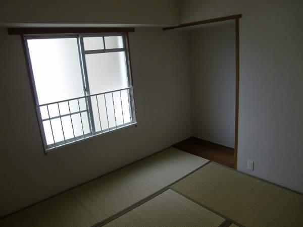 Non-living room. Japanese-style room 4.5 tatami 2013 June sliding door re-covering