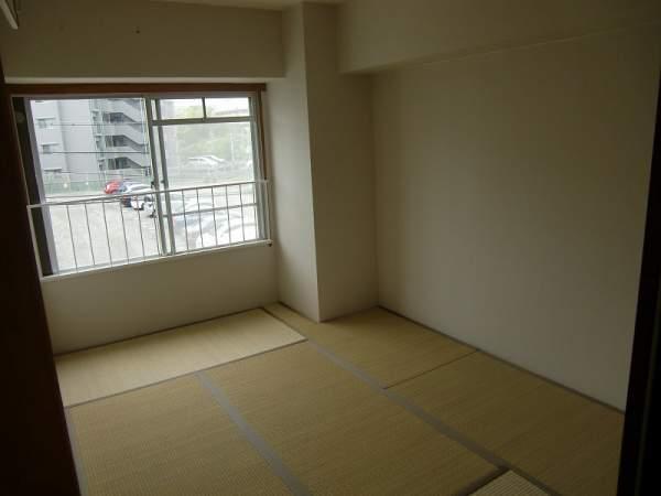 Non-living room. Japanese-style room 6 tatami 2013 June sliding door re-covering