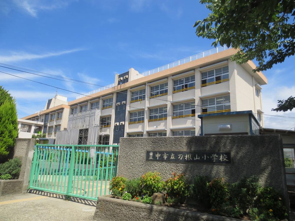 Primary school. Toyonaka Municipal Toneyama to elementary school 887m