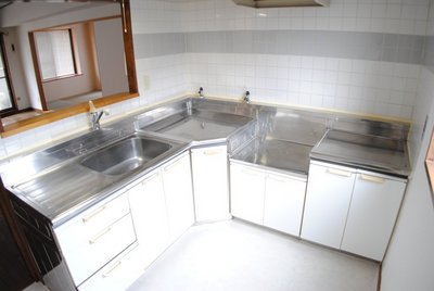 Kitchen. L-shaped kitchen is easy to appreciate and even cooking