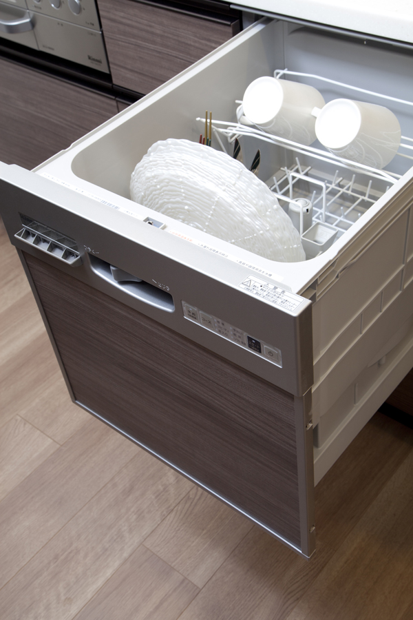 Kitchen.  [Dish washing and drying machine] Sliding equipped with a tower washer function. Reduce the time and effort of cleaning up to, After a meal of the room is born ( ※ )