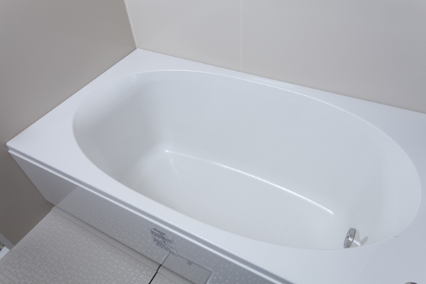 Bathing-wash room.  [Low-floor bathtub (Samobasu)] Straddle high and kept low (about 45cm), As easy to use even in children and the elderly, Has been consideration is safety. Also Samobasu is adopted, The warmth set lid and tub insulating material, Hot water is cold hard structure ( ※ )