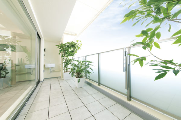 balcony ・ terrace ・ Private garden.  [balcony] Balcony with a spread of maximum output width of about 1.8m (core s) is, Convenient slop sink and waterproof outlet have been installed ( ※ )