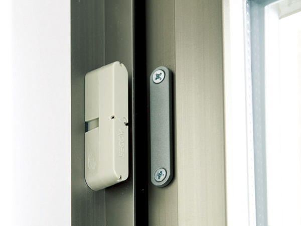 Security.  [Opening and closing sensor] Entrance door of all dwelling units, Installation opening and closing sensor in the window (except FIX part). When the opening and closing sensor detects an abnormal, An alarm sounds in the intercom, Control room ・ It will be automatically reported to the security company (same specifications)