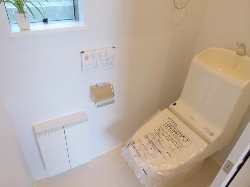 Toilet. Toilet.