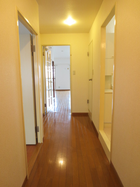 Entrance. This spacious floor plan of the room