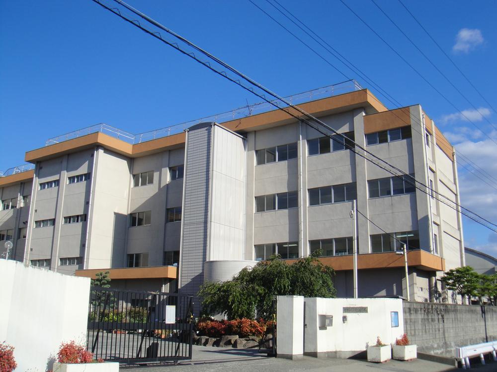 Junior high school. Toyonaka 814m to stand twelfth junior high school  [Walk 11 minutes] The "shining creation of the school" as a theme, Enhancement of educational content, It aims to enhance the educational environment, The school with the aim to foster human nature rich student. 