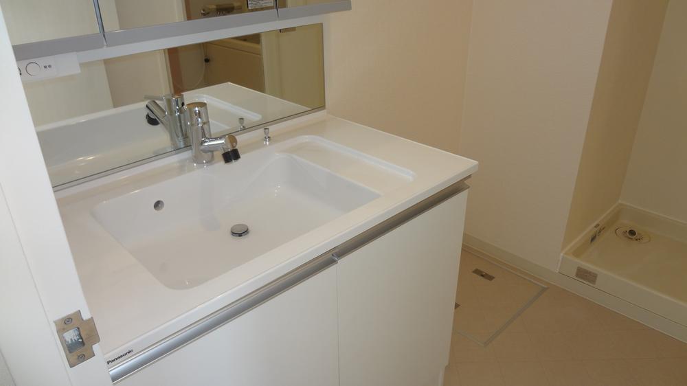 Wash basin, toilet