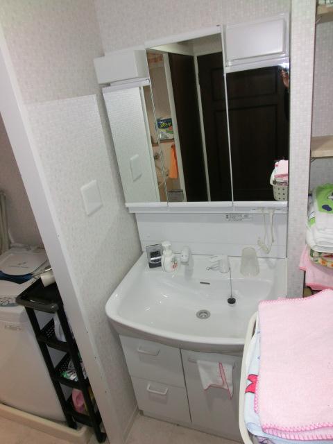 Wash basin, toilet