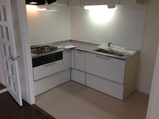 Kitchen. Easy-to-use L-shaped kitchen. Indoor (June 2013) Shooting