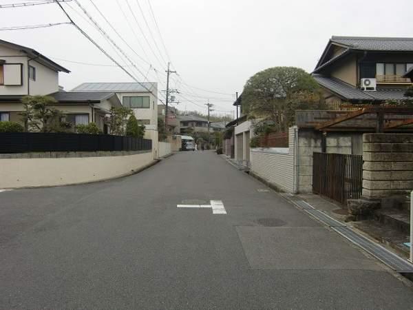 Local photos, including front road. About front road 6.4m
