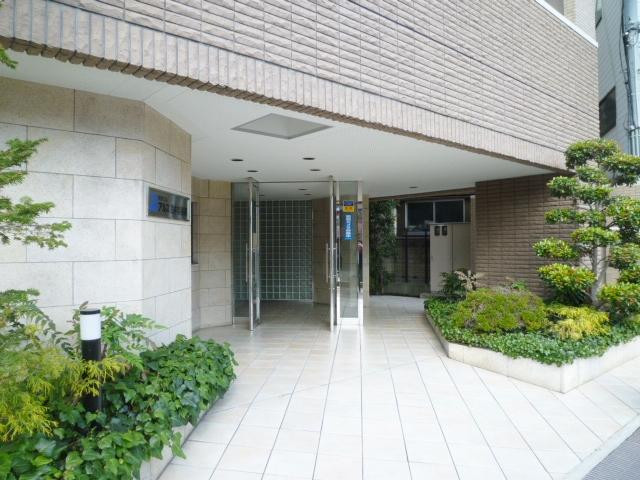 Entrance. Common areas