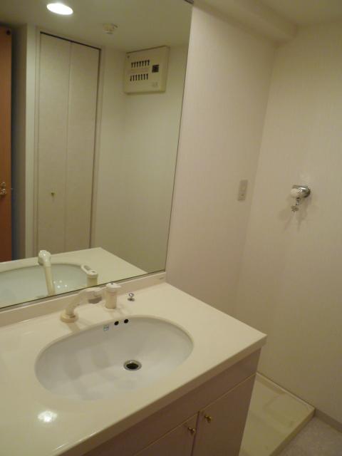 Wash basin, toilet. Washbasin with shower