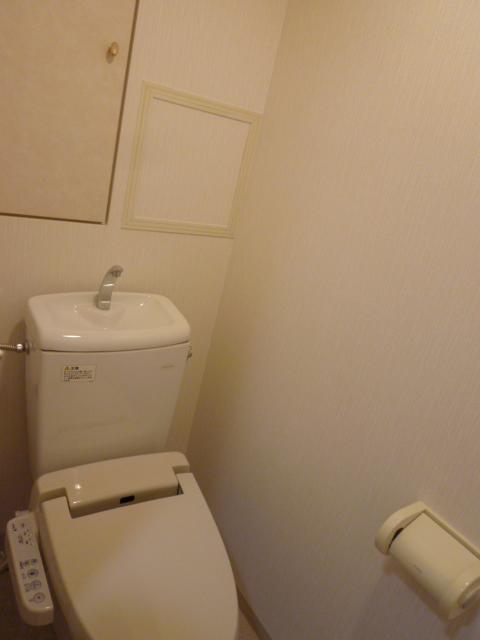 Toilet. Bidet was had made.