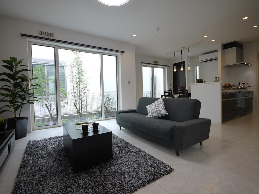 Living. It adopted the large windows in the living room, Spacious LDK (12 No. land)